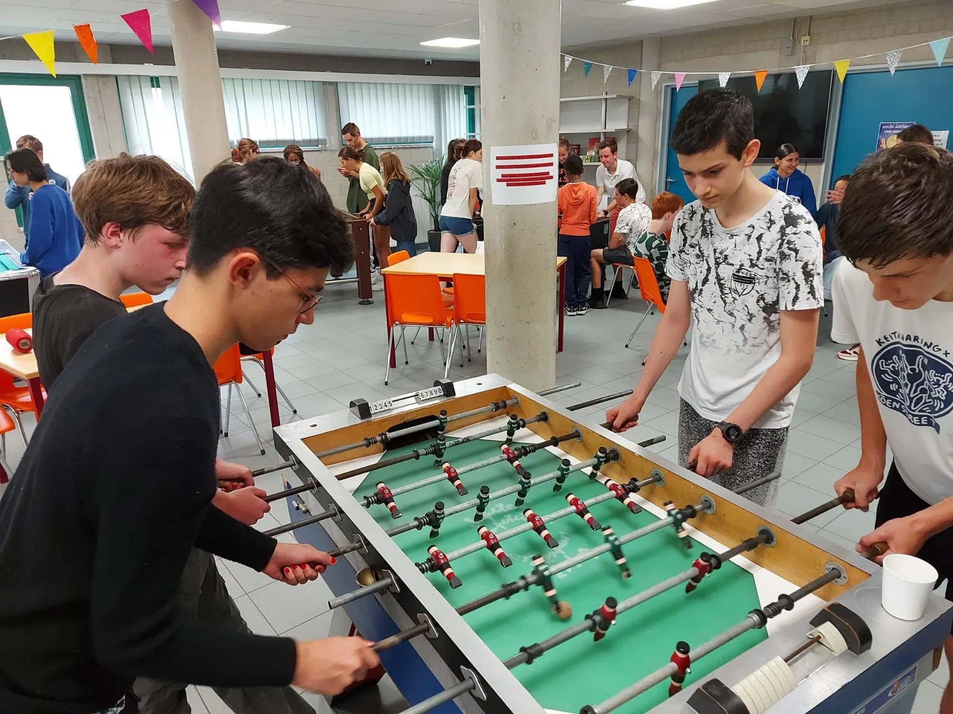 Élève souriante en salle de jeu à Genk