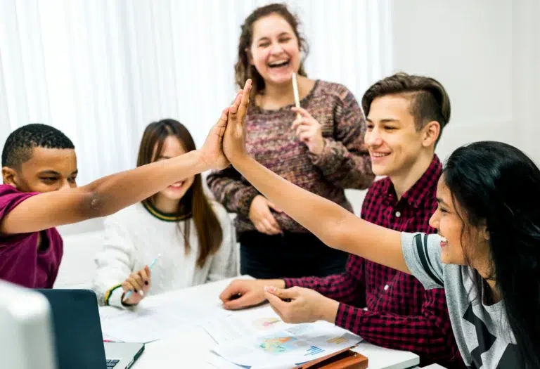 Immersion ludique et efficace pour adolescents
