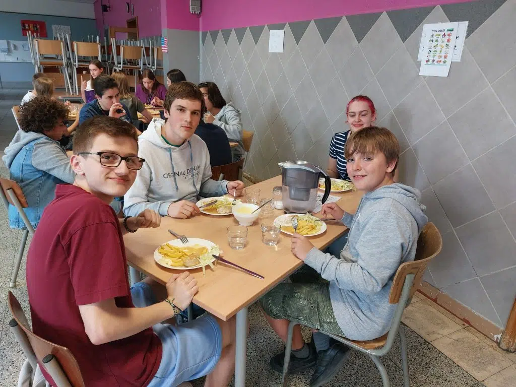 photo repas de stage de néerlandais en immersion à Saint-Hubert en 2025