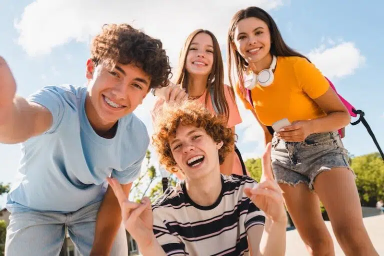L'immersion clé d'une progression rapide en néerlandais ? Jeunes qui rient en stage de néerlandais.
