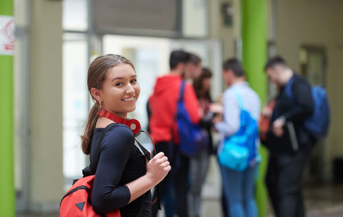 Etudiante souriante en stage de langue